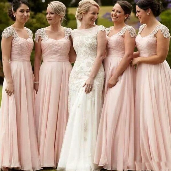 Abiti da damigella d'onore lunghi in chiffon rosa cipria eleganti con perline Abiti da festa da damigella d'onore con volant in pizzo Una linea di abiti da sposa con strascico