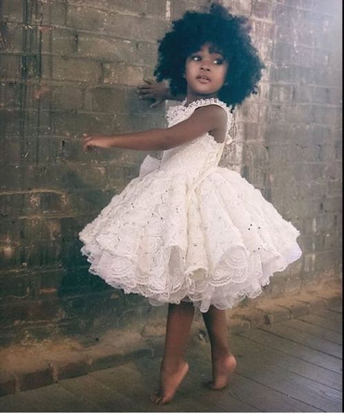 Muhteşem Beyaz Dantel Çiçek Kız Elbise 2016 Ruffles Diz Boyu Siyah Kızlar Balo Parti Elbiseler Çocuklar Resmi Giyim Custom Made Bebek törenlerinde