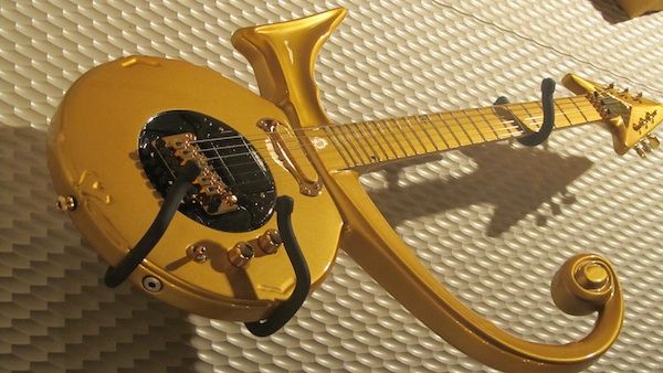 1993 Guitarra rara Prince Gold Love Symbol Guitarra elétrica Floyd Rose Tremolo Bridge Gold Hardware Seymour Duncan Pickups Black Pickguard