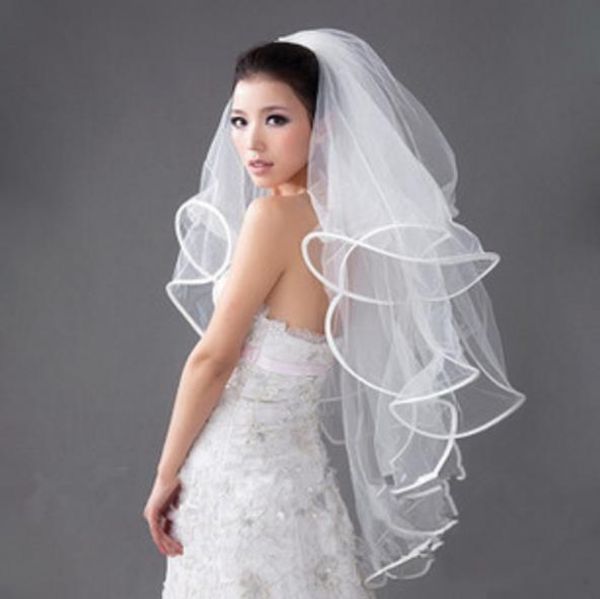 2022 mulheres elegantes 4 camadas tule branco véu véu fita borda de fita acessórios de casamento véu com pente