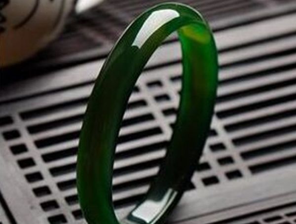 Agata verde naturale di alta qualità, scultura manuale di braccialetto sottile. Una bella donna così
