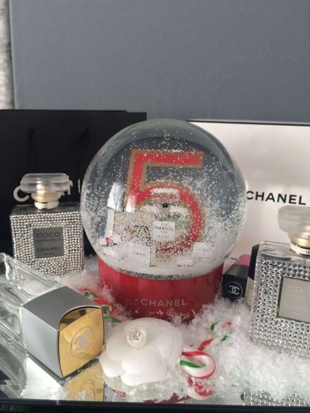 

Электрический Снежный шар с красным нет.Бутылка 5 духов внутри кристаллического шарика снега и подарочной коробки для клиента вип подарка Рождества новизны