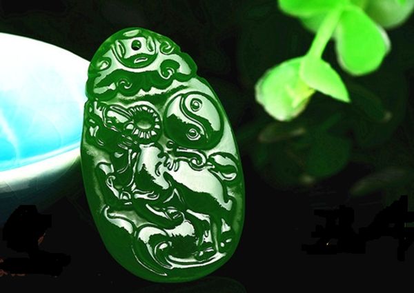 Leuchtend grüne Jade-Handskulptur, chinesisches Tierkreiszeichen, Ratte, Ochse, Tiger. Talisman-Halskettenanhänger