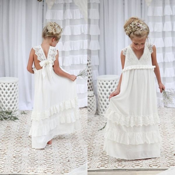 Bella Boho Flower Girl Abiti Una linea con scollo a V senza maniche Appliques in pizzo Chiffon Abito lungo per bambini per matrimoni in spiaggia Aperto indietro Personalizzato