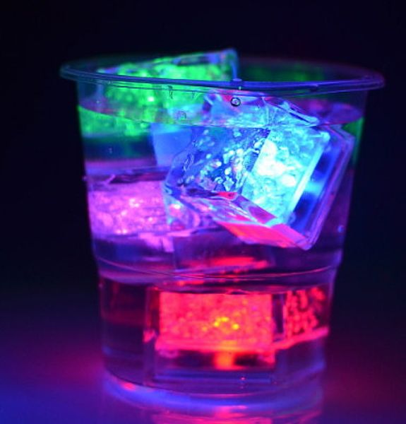 

рождество 2.7 см led кубики льда датчик воды сверкающий светящийся светящийся питьевой партии свадебный бар украшения опора винная чашка