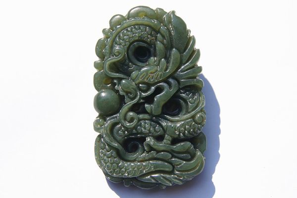 Kostenlose Lieferung – wunderschöne natürliche ölgrüne Hetian-Jade, handgeschnitzte Perlen-Jade-Drachenspiel. Amulett-Halskettenanhänger,