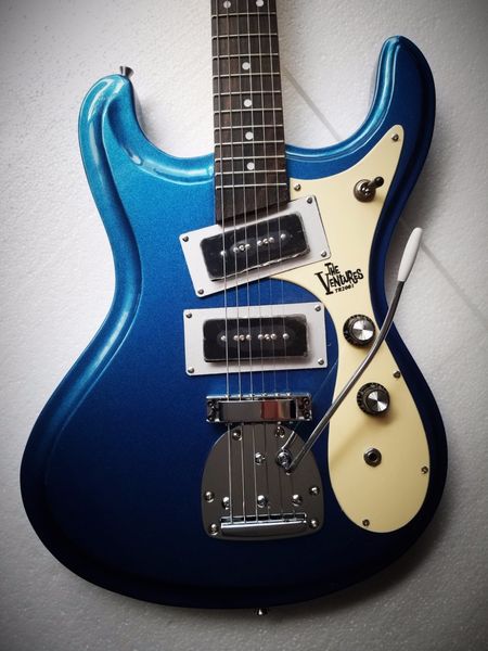 Johnny Ramone Mosrite Venture 1966 Chitarra elettrica blu metallizzata Bigs Tremolo Bridge, Battipenna Dark Aqua White, Pickup P-90