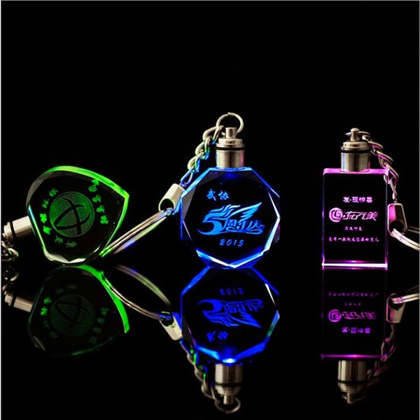 Kişiselleştirilmiş Tasarım Parti Favor Lazer Gravür Desen Kristal Anahtarlık LED Renkli Değişen Çift Anahtarlık Düğün Noel Sevgililer Günü Hediye