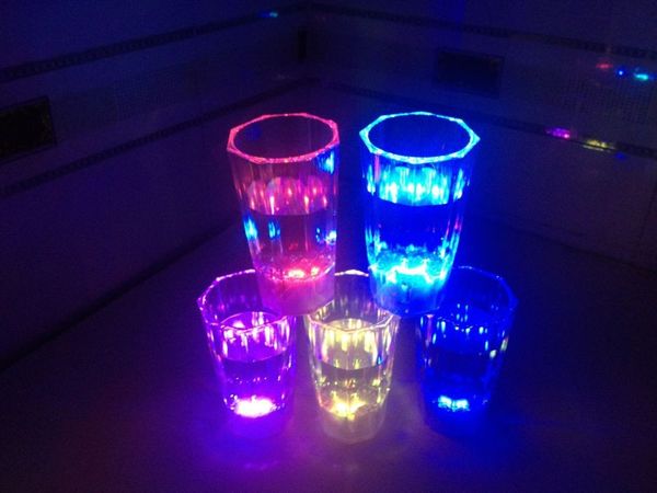 Nova Alta Qualidade LED Octagon Colorido Dreamlike Beer Party Cup Light-UP Piscando Caneca Do Clube 80 Pçs / lote