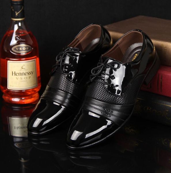 Классические мужчины одеваются свадебные туфли роскошные мужские бизнес -бизнес Оксфордс повседневная обувь черная / коричневая обувь