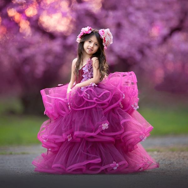 Trauben-Ballkleid-Festzug-Kleider aus Organza mit abgestuften Rüschen, Blumenmädchenkleider für Hochzeit, Flora-Applikationen, Neckholder-Partykleid für Kinder