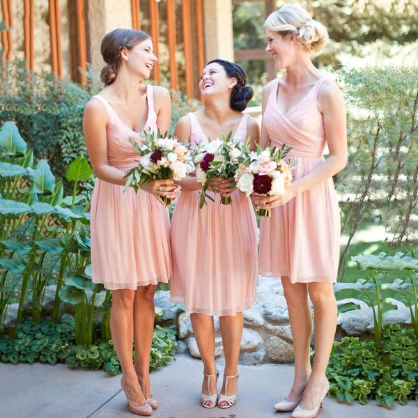 2017 Blush Pink Chiffon Abiti da damigella d'onore corti per Country Garden Beach Wedding Economici Scollo a V Increspato Lunghezza al ginocchio Abiti da damigella d'onore EN8182