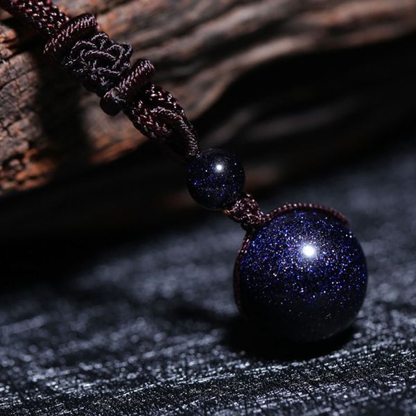 Perle di arenaria fortunate dal Brasile in corda di cuoio Retro Cosmos Style Cielo scuro Notte stellata Ispirato scintillante Blue Sand Stone Bead Necklace