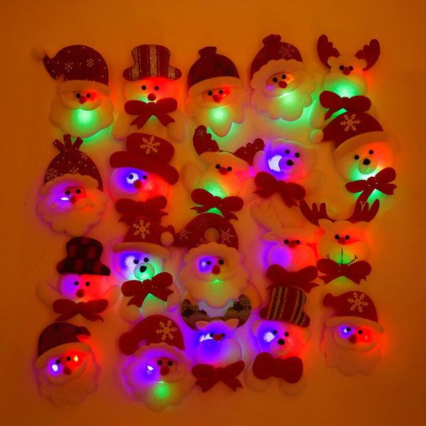 Weihnachtsgeschenk LED leuchtender Weihnachtsmann Schneemann Hirsch Glühen blinkende Cartoon Brosche Abzeichen Spielzeug Weihnachtsbaum leuchtende Dekoration