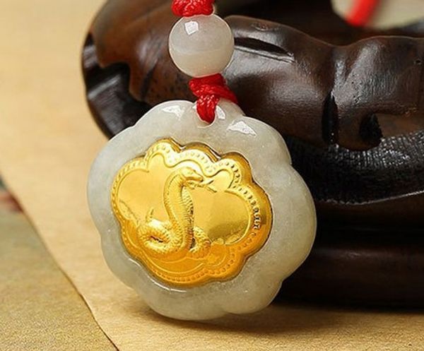 Oro intarsiato nello Xinjiang e giada bianca Tian. Ciondolo con collana (amuleto) fatto a mano, zodiaco cinese (serpente coniglio tigre mucca)