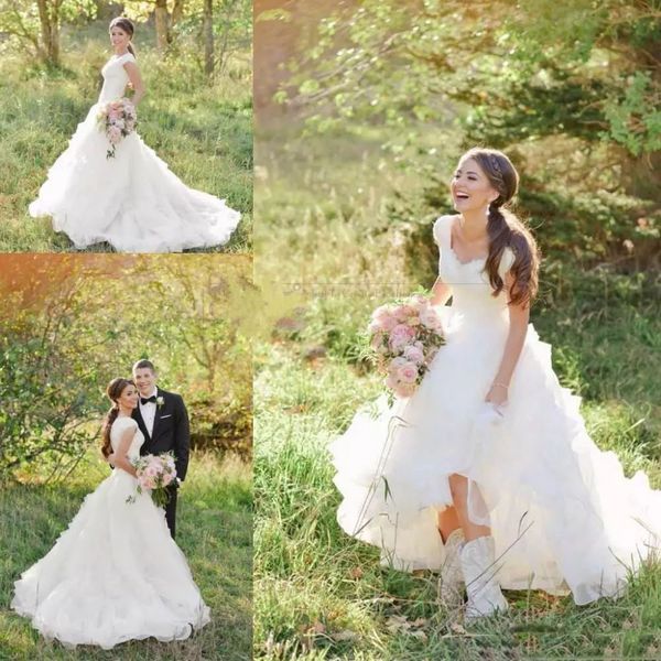 Vestidos de novia de estilo rural Escote redondo Manga corta Vestidos de novia de una línea con volantes en niveles Cremallera trasera Vestidos de boda simples por encargo