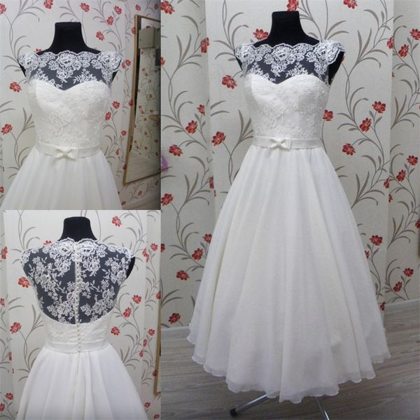 Vintage Tee Länge Hochzeitskleid mit Spitzen Korsett Illusion Ausschnitt Cap Sleeve Chiffon Rock Satingürtel weiße Strand Hochzeitskleider
