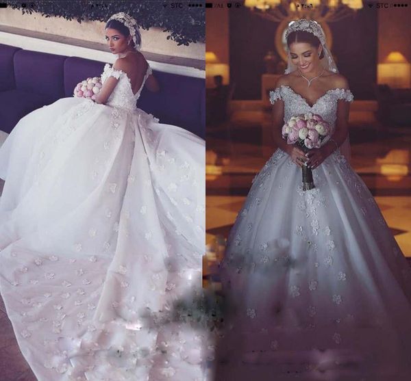 Abiti da sposa dell'Arabia Saudita 2017 Abito da ballo Sexy scollo a V con spalle scoperte Fiori romantici Abiti da sposa Cattedrale di lusso Abiti da sposa