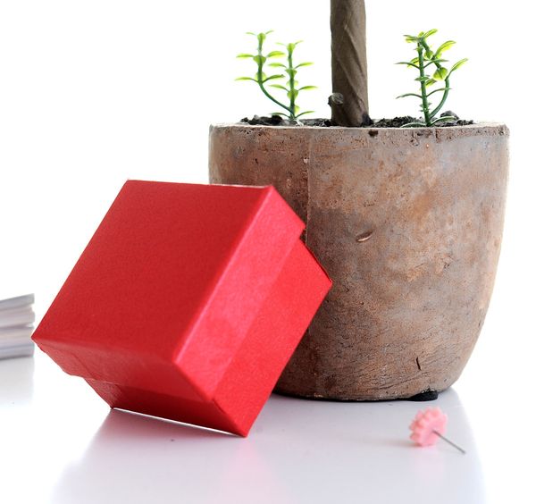

[simple seven]5*5*3.8cm lichee patten paper jewelry ring box, classic red earring studs carrying box, festival ring display with sponge, Black;white