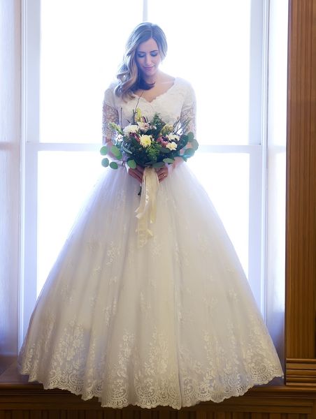 

ball gown lace modest wedding dresses with sleeves v neck princess floor length vintage sheer short sleeve puffy country wedding gowns, White