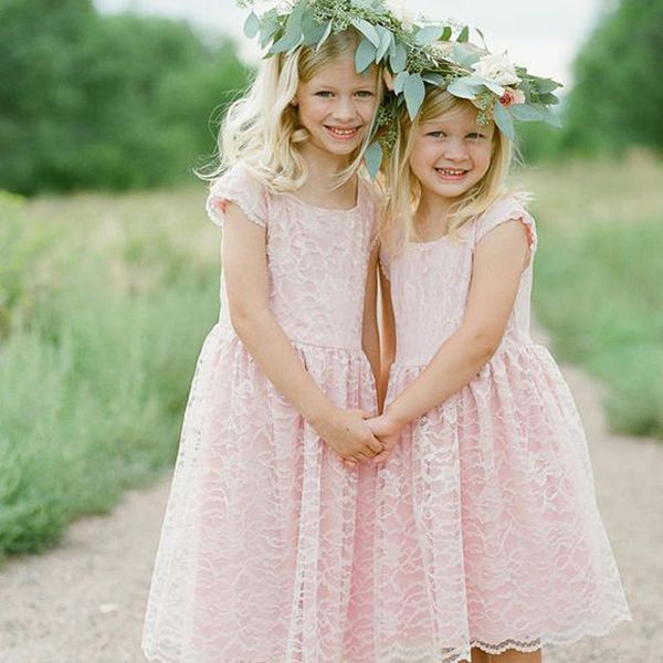 Abiti da ragazza di fiori vintage Abiti da ragazza di fiori in pizzo rosa Country Beach Girocollo Maniche corte con cappuccio Lunghezza tè Abiti formali per bambini