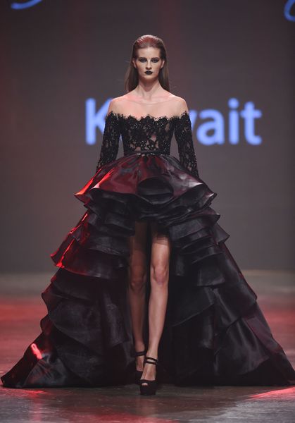 Vestidos de baile preto e elegantes de renda de renda de renda de miçanga de renda de renda de miçanga de pisos de manga longa pescoço de pescoço em camadas de dubai kaftan árabe vestidos de noite