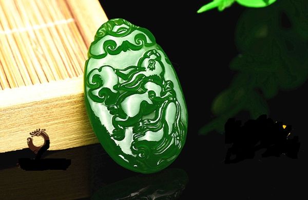 Handgefertigte Skulptur aus hellgrüner Jade. Das chinesische Tierkreiszeichen Kaninchen, Drache, Schlange. Talisman-Halskettenanhänger