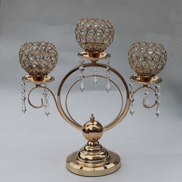 Neu eingetroffene, 43 cm hohe, 3-armige Metallkandelaber mit Kristallanhängern und glänzend goldenem Hochzeitskerzenhalter