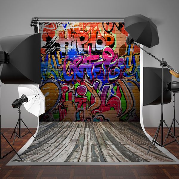 5 x 7 Fuß (150 x 220 cm) Graffiti-Wand-Fotografie-Hintergrund, bunte Buchstaben, Backsteinmauer, Fotohintergrund, graue Holzboden-Hintergründe