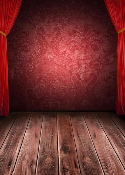 Fondali fotografia di scena con tende rosse. Pavimento in assi di legno marrone vintage. Parete damascata bordeaux. Sfondo per cabine fotografiche per bambini