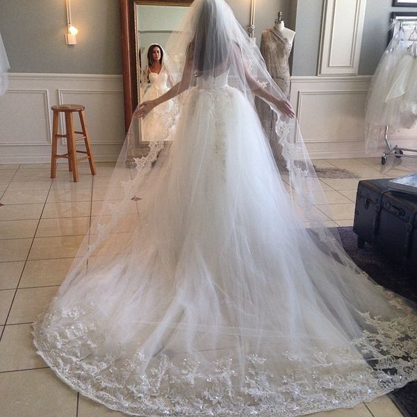 

классный 2017 кристалл фата длина часовни длинные кружева аппликация на заказ свадебные фаты с бесплатной расческой, Black