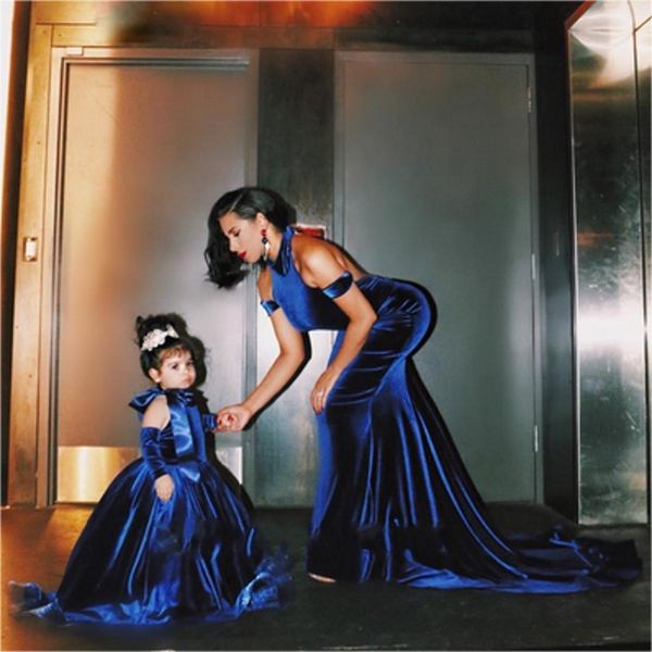2019 Bonito Royal Blue Velvet Puffy Vestidos Da Menina de Flor de Alta Qualidade Halter Backless Handmade Pretty Little Kids Pageant Vestido Para As Meninas