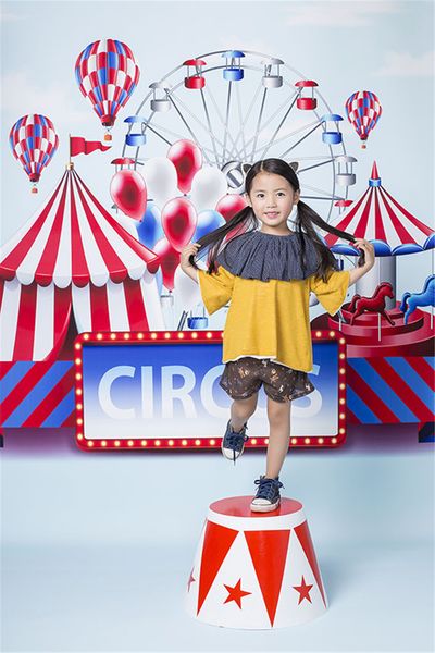 Digital gedruckter Zirkus-Hintergrund für Fotografie, hellblauer Himmel, Wolken, Riesenrad, bunte Luftballons, Kinder-Fotohintergründe