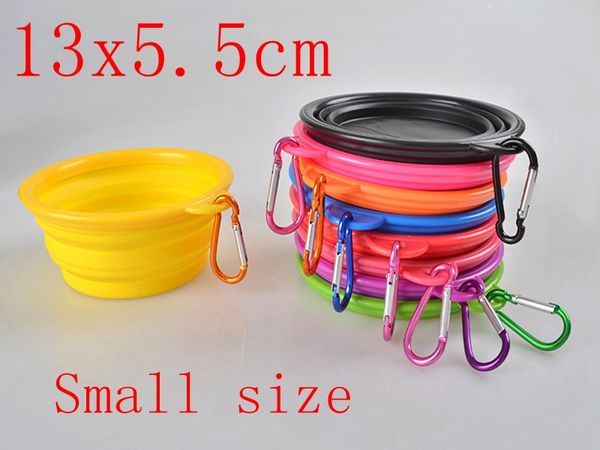 50 pz/lotto Cane di colore Puro Pieghevole Pieghevole Ciotola di Alimentazione Del Silicone Piatto di Acqua Cucciolo di Gatto Pet Viaggi Ciotole con gancio 13x5.5 cm