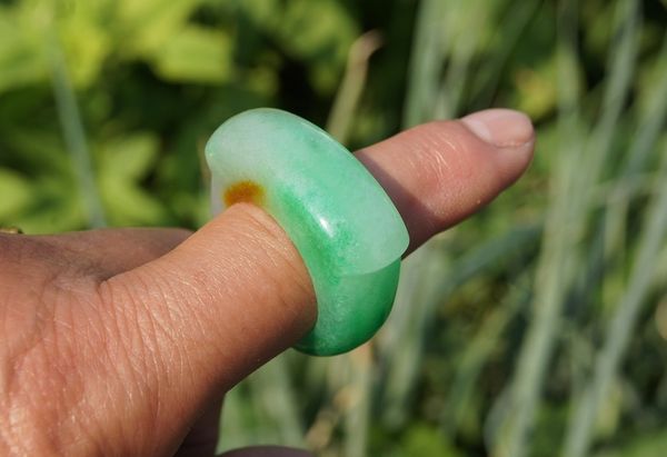 Bague en jade colorée faite à la main. Surface de l'anneau en forme de selle antique