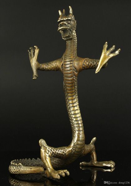 Vecchio lavoro manuale da collezione che intaglia la statua del drago in piedi feroce in bronzo