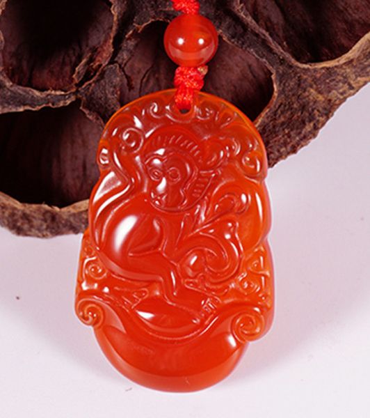 Scultura fatta a mano di scimmia ricca di agata rossa naturale (12 zodiaco cinese). Ciondolo collana pendente