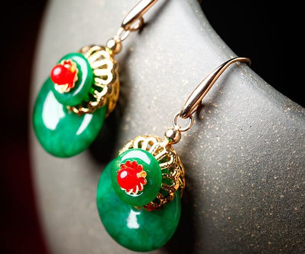 Jade chapeado ouro da liga verde para restaurar maneiras antigas Eardrop dos brincos anti-alérgicos do eardrop. A escolha da beleza