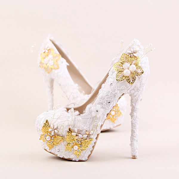 Scarpe eleganti di colore bianco Bellissimo fiore di pizzo da sposa Tacchi alti Farfalle dorate Stiletto Imitazione Perla festa Prom