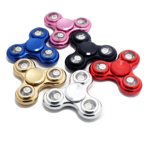 Kreisel LED-Licht Hand Metall Fidget Spinner Finger Fingerspitze Gyro Tri-Spinner Beleuchtung Handspinner Fidget Spielzeug EDC Dekompressionsspielzeug 5 Farben