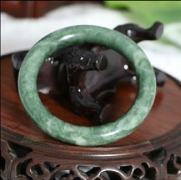 

Браслеты из нефрита высокого качества