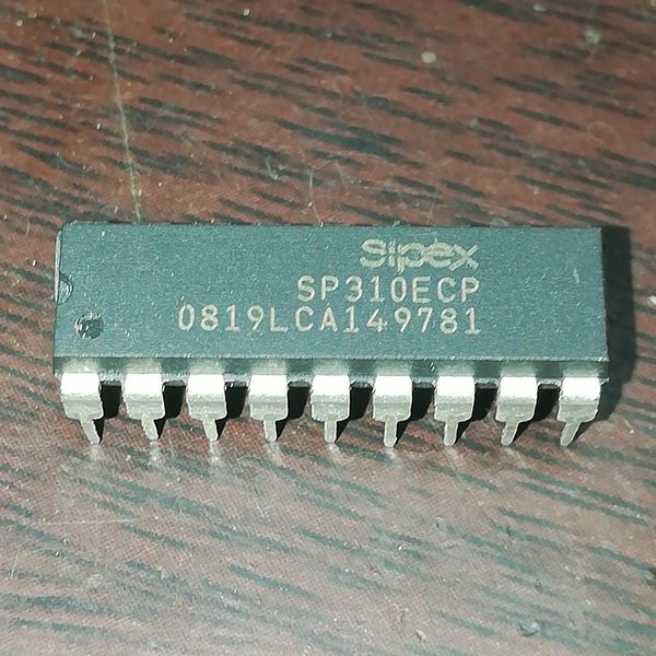 SP310ECP, SP310ACP, ricetrasmettitori RS-232 ad alta velocità da 5 V con condensatori da 0,1 uF/doppio contenitore in plastica DIP a 18 pin in linea. PDIP18 , Componente