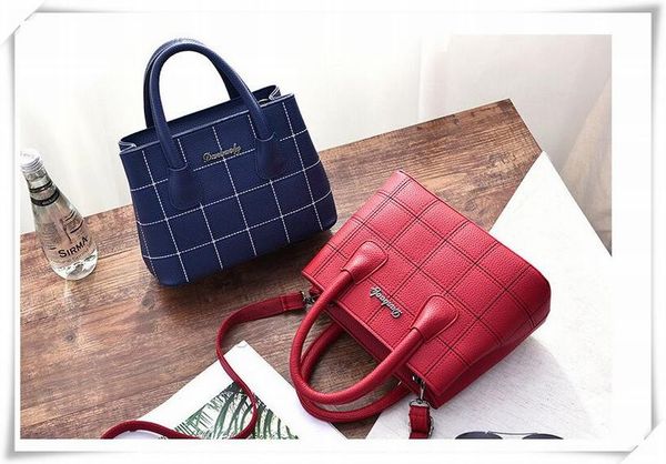 

2017 new tide fashion handbag crossbody handbag bear shoulder bag all-match