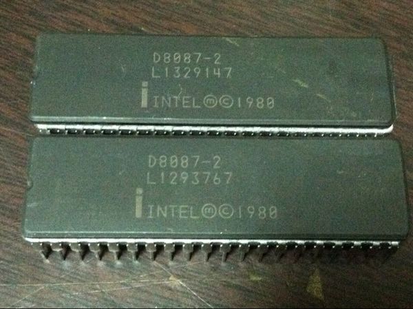 D8087. D8087-1, D8087-2. COPROCESSORE MATEMATICO A 16 BIT, vecchia CPU 8087. doppio pacchetto in ceramica dip in linea a 40 pin, CDIP40 / IC chip vintage