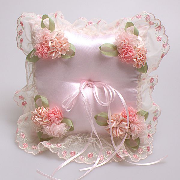 

Descansos do anel e cestos de flores uniquebridalboutique