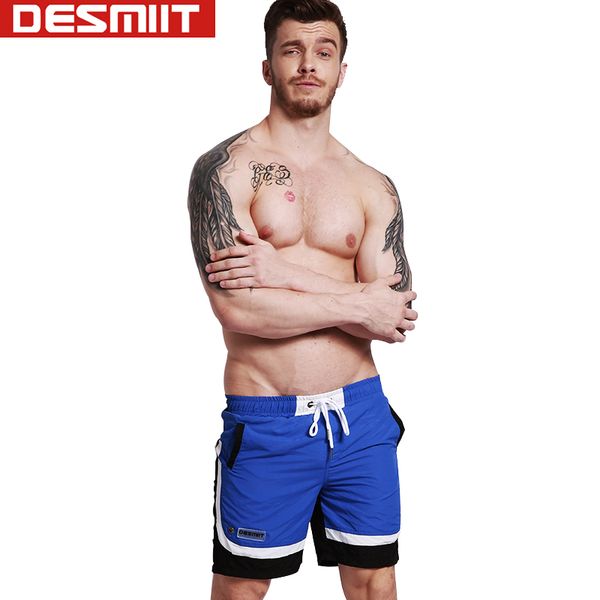 hombres en pantaloneta corta