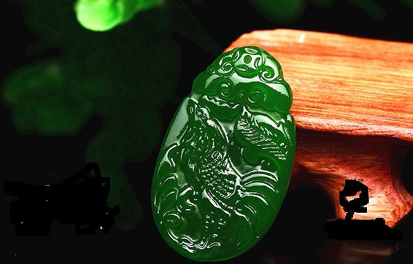 Leuchtend grüne Jade Chinesisches Tierkreiszeichen Hund Schwein Huhn. Talisman-Halskettenanhänger