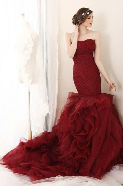 Nuovo arrivo Borgogna Vino Rosso Sirena Abiti da sposa gotici Sweetheart Pieghe Corpetto in tulle Increspature Corsetto Indietro Abito da sposa colorato