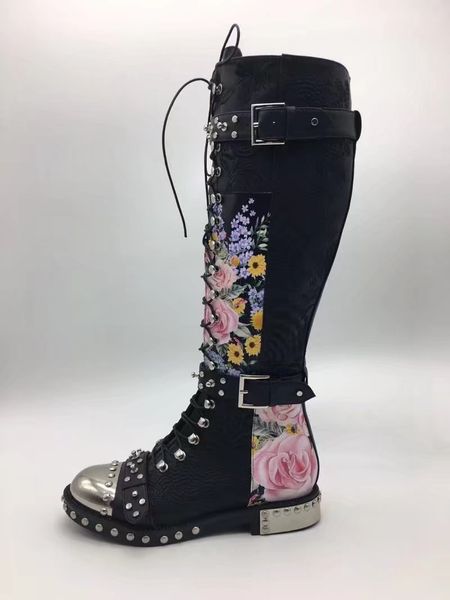 Großhandel 2017 Schwarz Druck Leder Kniehohe Stiefel Frau Metall Runde Kappe Niet Schnalle Kreuzgurt Ritter Stiefel Für Frauen Martin Botas Frau Von Schwarze runde Kappe flache Kreuzgurt beiläufige Stiefeletten