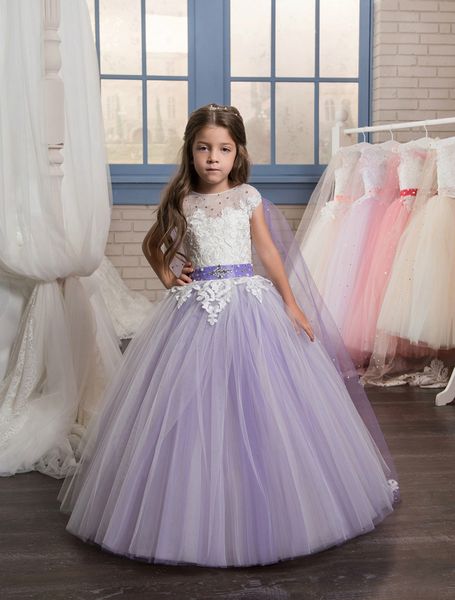 2019 Hübsche lange Festzugskleider mit Spitzenapplikationen für kleine Mädchen, glitzernd mit Umhang, bauschiges Kinder-Abschlussballkleid, Blumenmädchenkleider, Lila